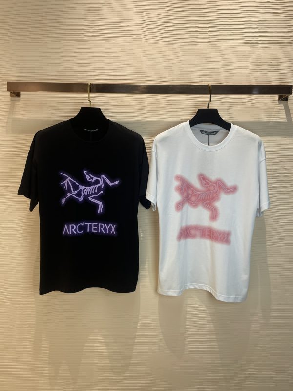 P100 Top Quality Arcteryx Archeopteryx 2023 New Chest Exquisite Printing Process 260g Pure Cotton Fabric Short Sleeve T-Shirt Black White XS-L