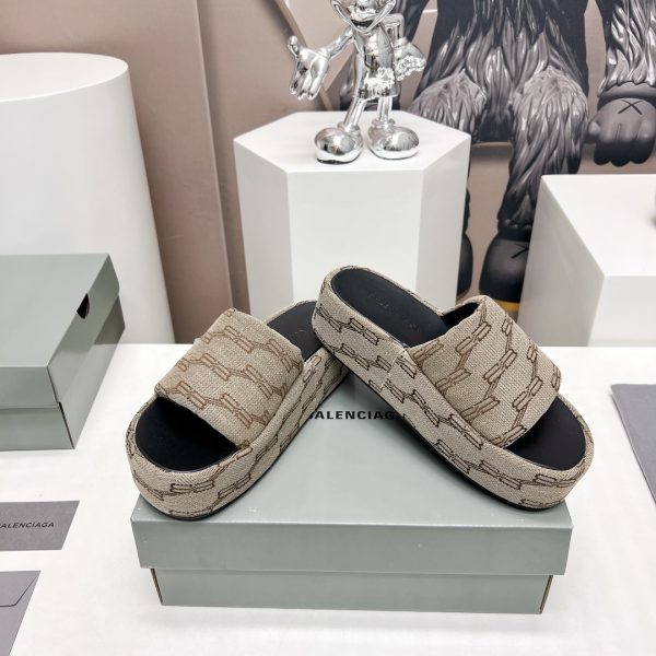 Must-have slippers in this IN era Balenciaga Internet celebrity with the same style of muffin sandals, original imported knitted letter craft