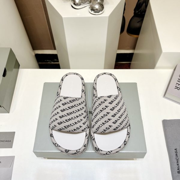 The must-have slippers in this IN era. Balenciaga net red star with the same muffin sandals