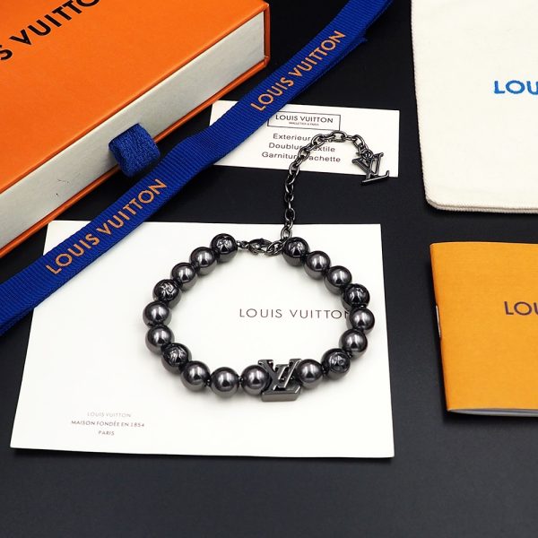 Louis Vuitton The Monogram Pierce bracelet is a glossy metal beaded with the Monogram motif B