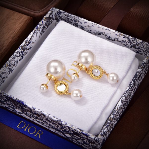 Dior new letter earrings metallic counterattack version of the letter trendy style - Image 5