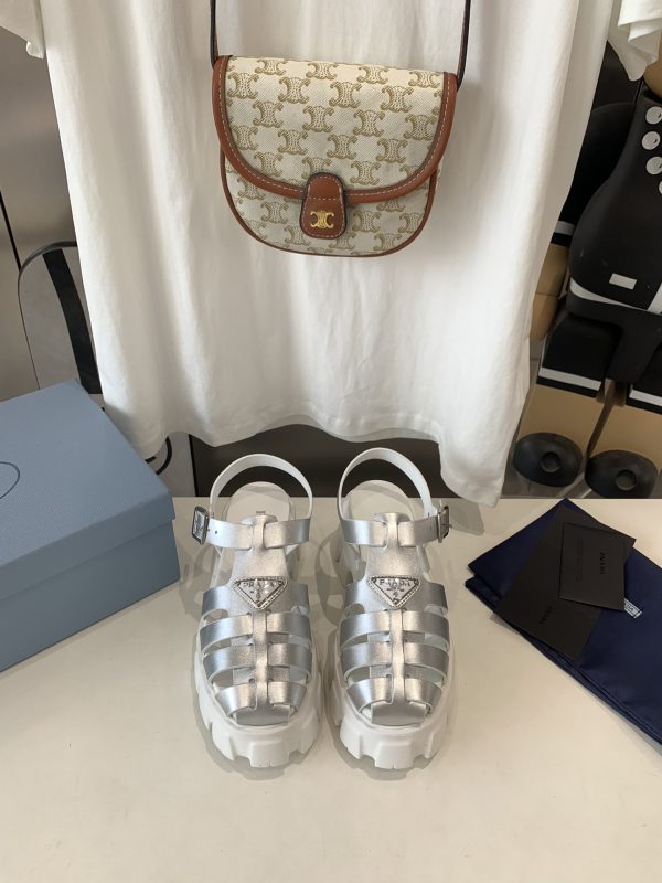 Prada is super hot for the latest spring/summer serrated Roman ultra-light platform sandals B