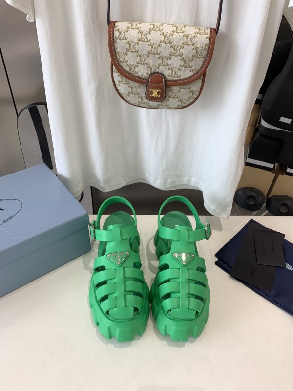 Prada is super hot for the latest spring/summer serrated Roman ultra-light platform sandals E