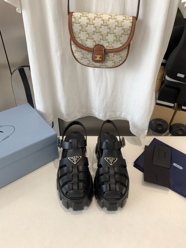 Prada is super hot for the latest spring/summer serrated Roman ultra-light platform sandals H