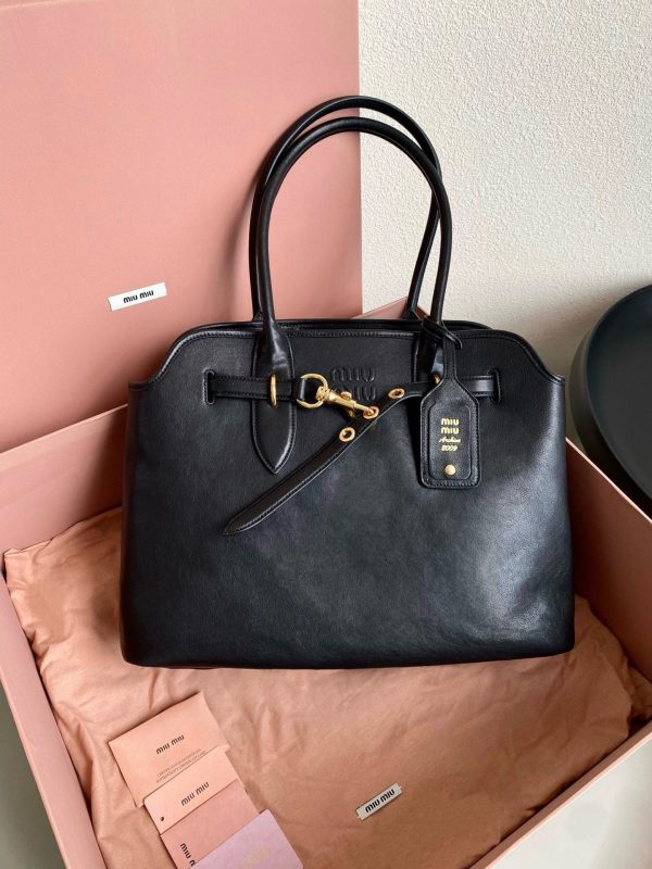 ?????? handbag stylish and fashionable Aventure briefcase black 0010