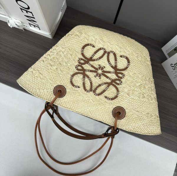 Loewe anagram Basket Bag in Iraca Palm Fiber and Cow Leather - Image 5
