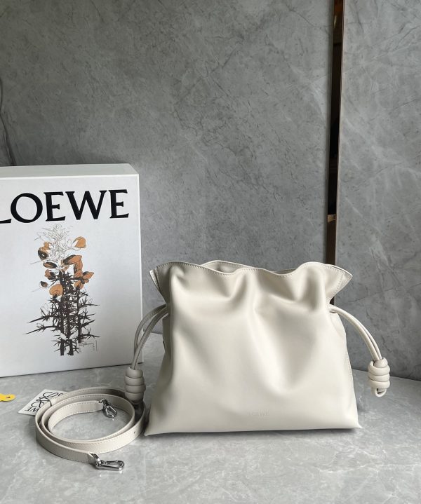Loewe soft calfskin drawstring is transformed into a lucky bag Flamenco white