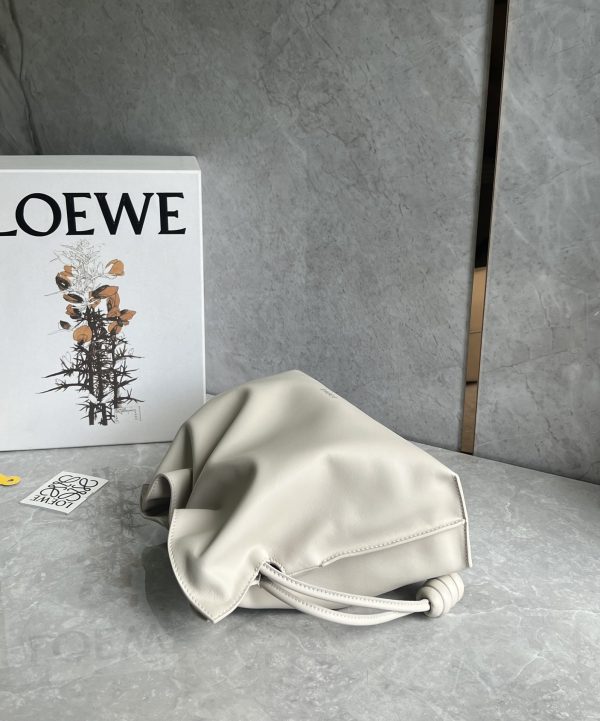 Loewe soft calfskin drawstring is transformed into a lucky bag Flamenco white - Image 4