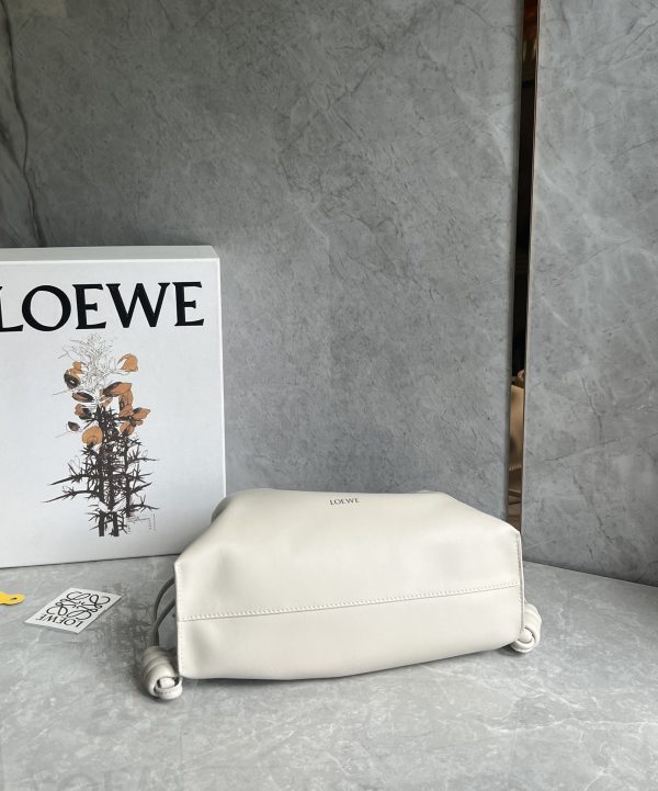 Loewe soft calfskin drawstring is transformed into a lucky bag Flamenco white - Image 6