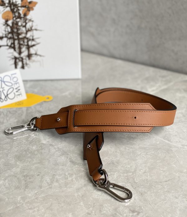 Loewe’s new grained cowhide Puzzle Edge handbag B - Image 9