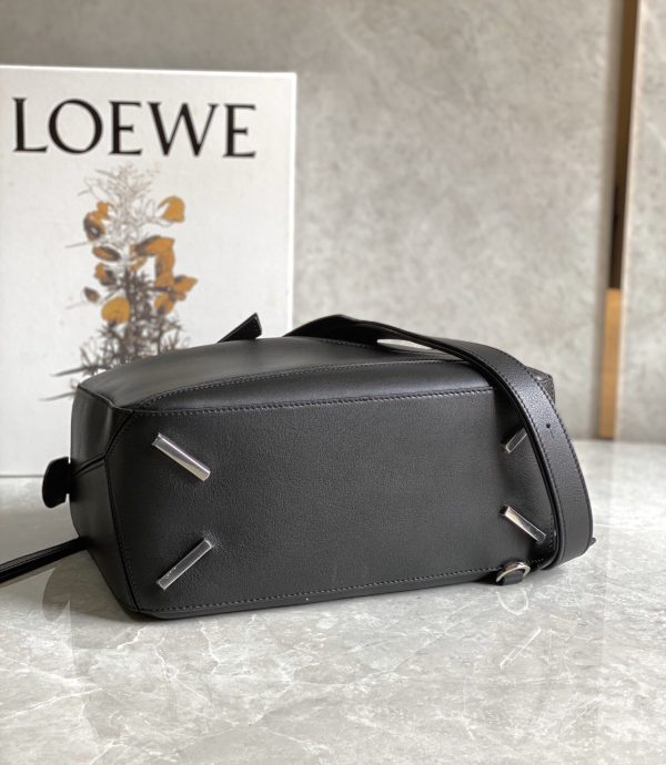 Loewe’s new grained cowhide Puzzle Edge handbag C - Image 4