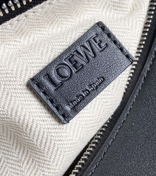 Loewe’s new grained cowhide Puzzle Edge handbag C - Image 9