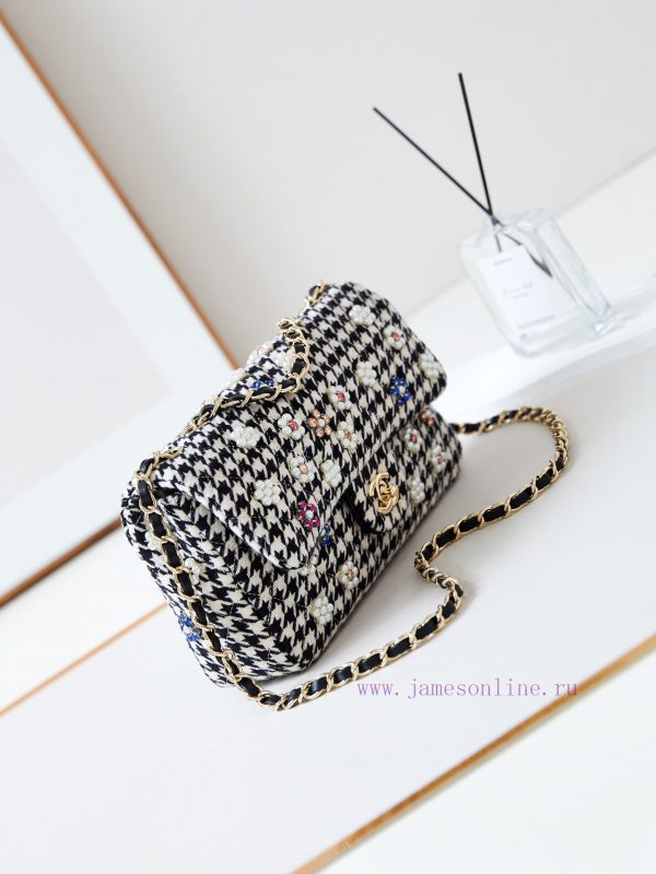 Chanel Bag The new spring outfit of 24B is woven with shiny CF fabric and pearls, shining br zwo9gt65 - Image 4