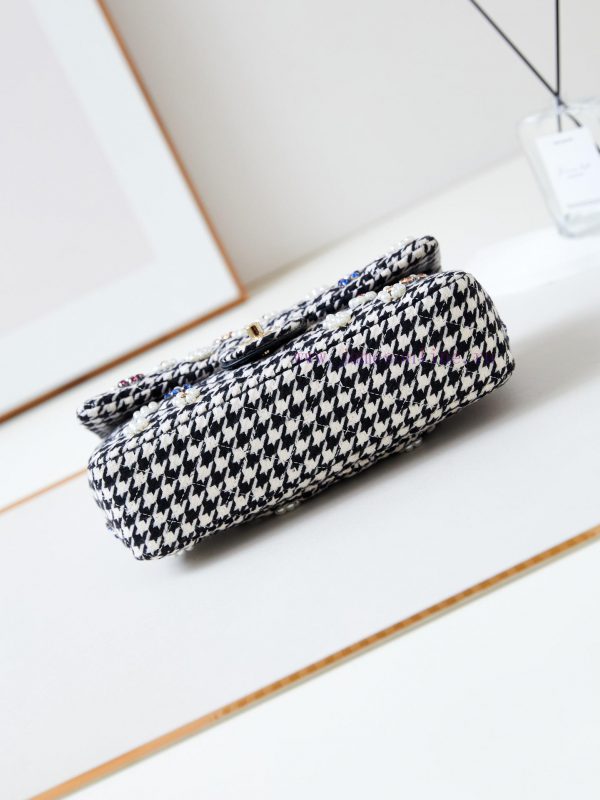 Chanel Bag The new spring outfit of 24B is woven with shiny CF fabric and pearls, shining br zwo9gt65 - Image 7