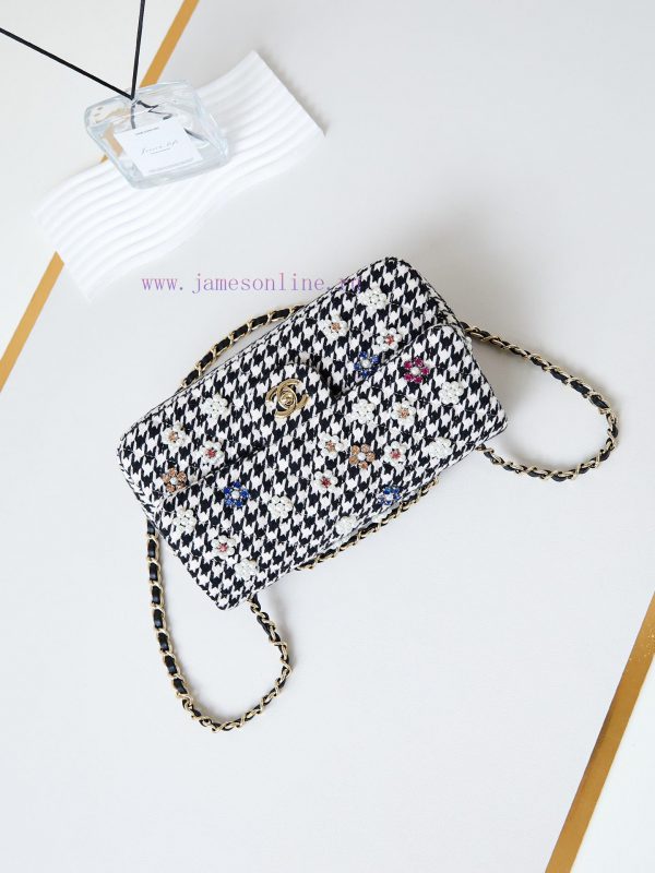 Chanel Bag The new spring outfit of 24B is woven with shiny CF fabric and pearls, shining br zwo9gt65 - Image 8