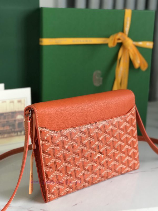 The design of CHYPRE crossbody bag combines the elements of a wallet and a handbag, which is r6l92mfl - Image 3