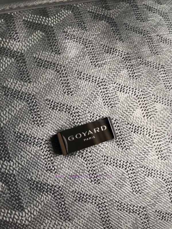 ? Goyard Belv é d è re II Sliver Space SilverThe classic quality of the Belv é d è re bag i q1mu45hi - Image 10