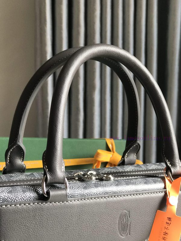 The CisaLoro Pianain briefcase adheres to the timeless elegance and exquisite craftsmanship 73r6qp7k - Image 7