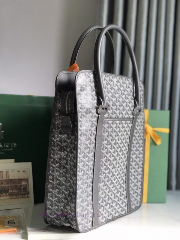 Upgraded gift box Bourgogne vertical briefcase reintroduces the classic works of the 1960s. 8nxf5azq - Image 3