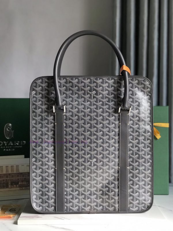 Upgraded gift box Bourgogne vertical briefcase reintroduces the classic works of the 1960s. 8nxf5azq - Image 4