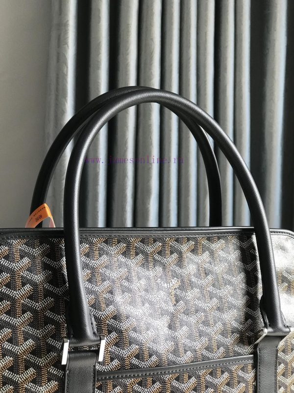 Upgraded gift box Bourgogne vertical briefcase reintroduces the classic works of the 1960s. f9lm8t9a - Image 7