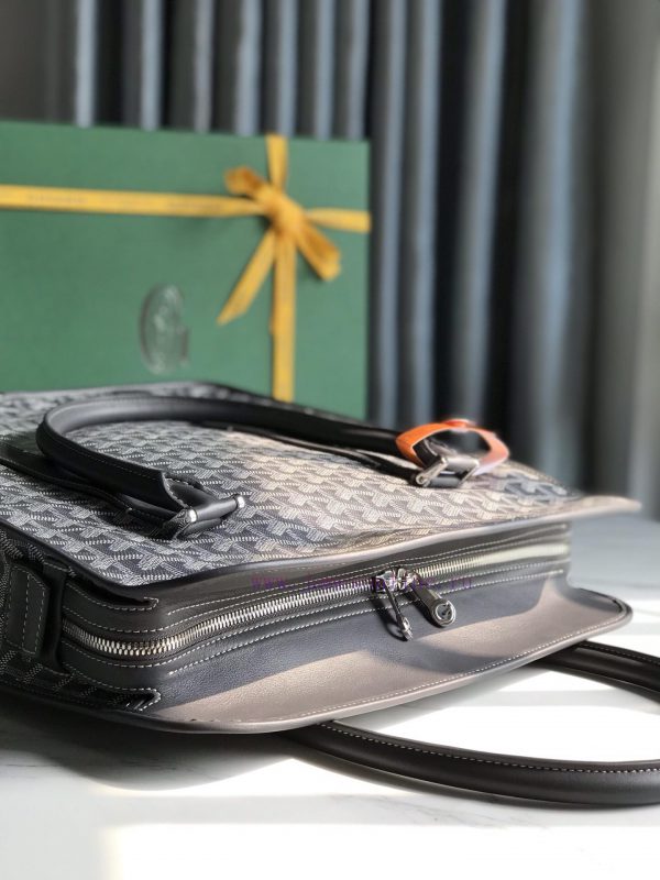 Upgraded gift box Bourgogne vertical briefcase reintroduces the classic works of the 1960s. 8nxf5azq - Image 7