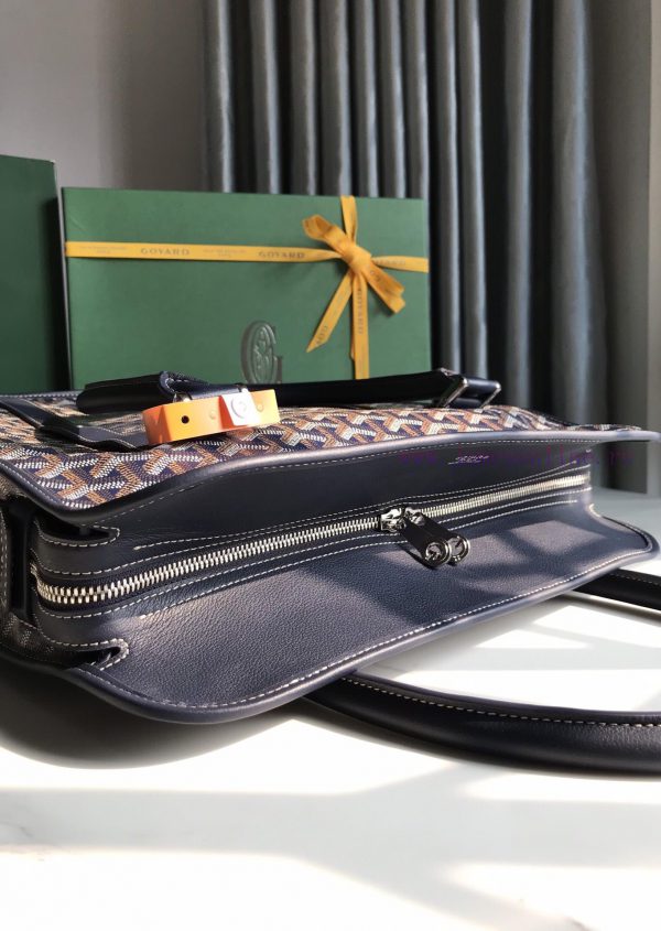 Upgraded gift box Bourgogne vertical briefcase reintroduces the classic works of the 1960s. 44vsjx4p - Image 7