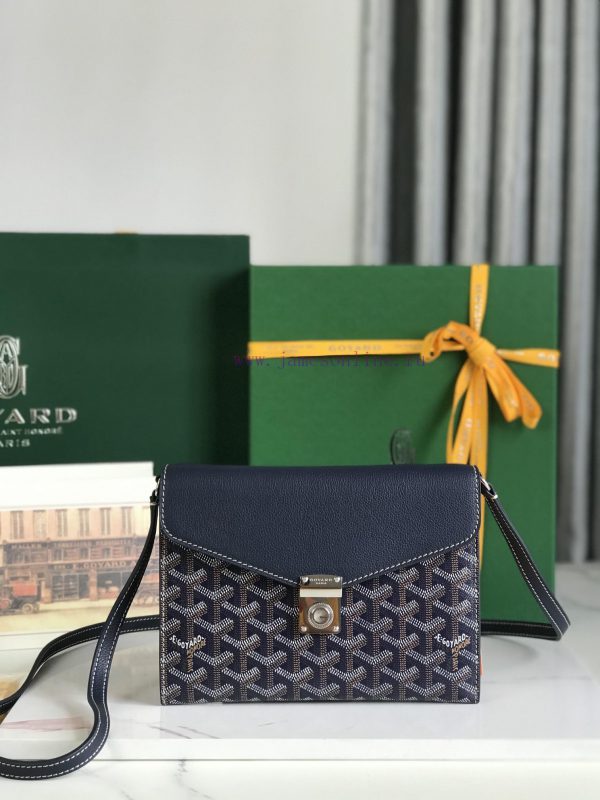 The design of CHYPRE crossbody bag combines the elements of a wallet and a handbag, which is fgav4s4l