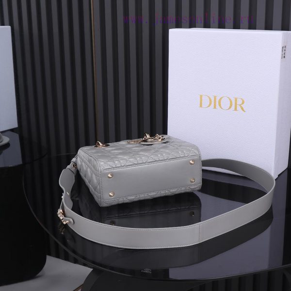 Lady Dior's four grid pearl gray, classic Diana handbag embodies Dior's profound insight int c5hm201m - Image 10