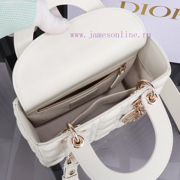 The Lady Dior four grid white, classic Diana handbag embodies Dior's profound insight into e e9x4atdv - Image 7