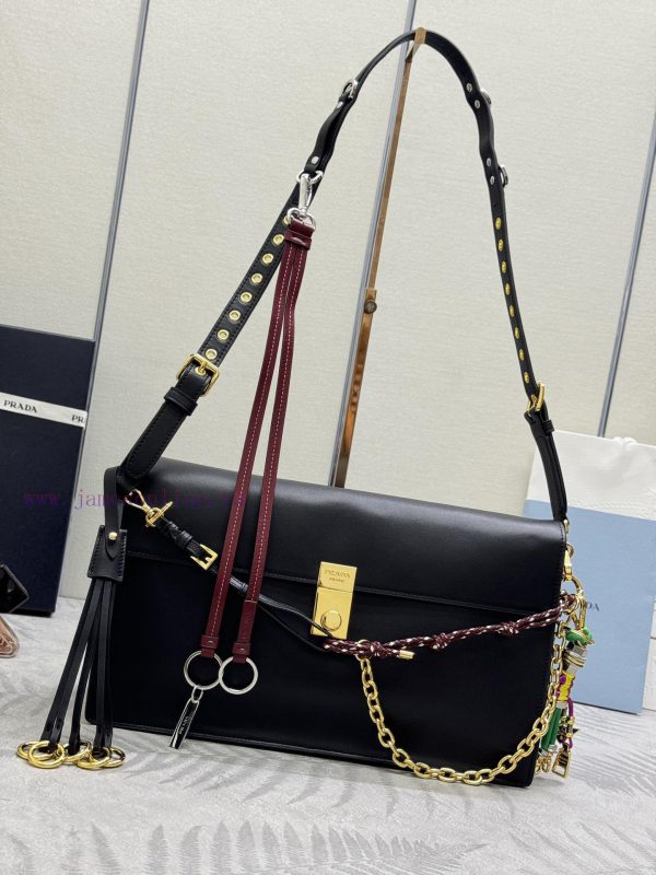 New product 1BD378 large sizeThis new Soft Sound handbag is made of soft leather on both theiewnn333