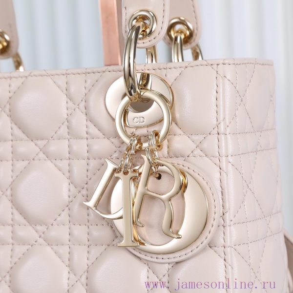 Lady Dior's four grid beige, classic Diana handbag embodies Dior's profound insight into ele wygj2gwc - Image 5