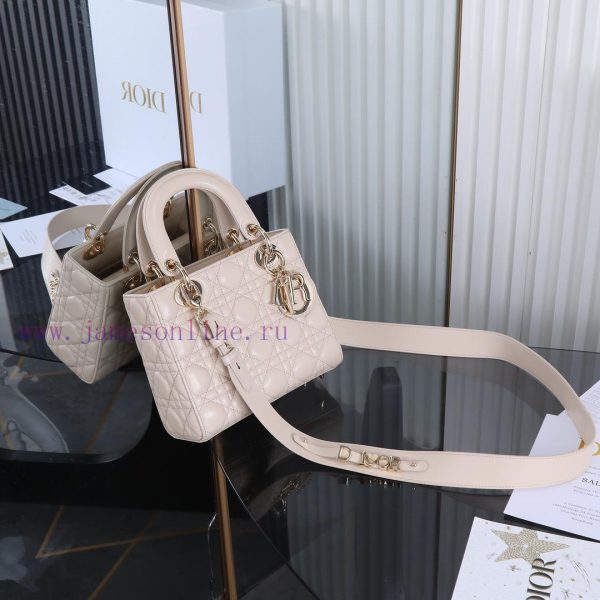 Lady Dior's four grid beige, classic Diana handbag embodies Dior's profound insight into ele wygj2gwc - Image 8