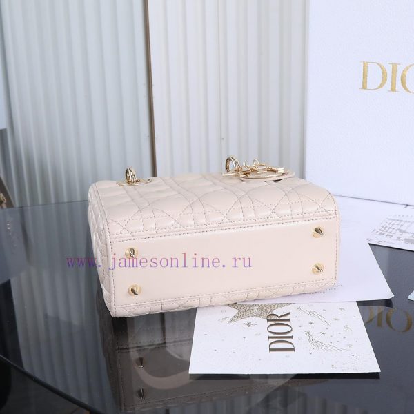 Lady Dior's four grid beige, classic Diana handbag embodies Dior's profound insight into ele wygj2gwc - Image 10