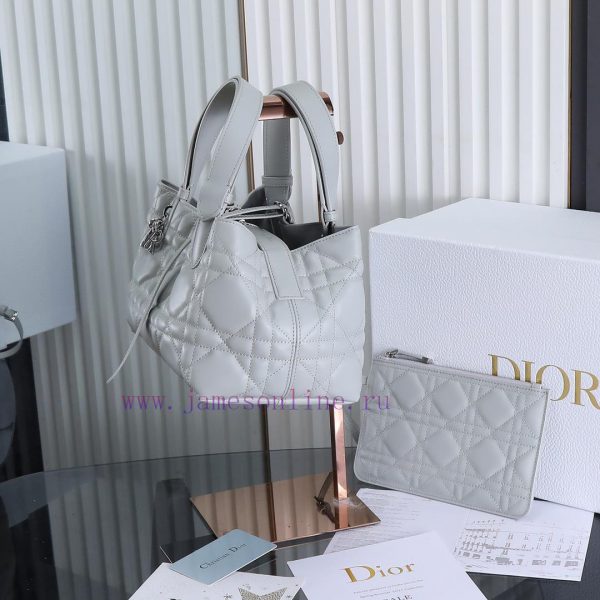 Cloud Grey's new Toujours handbag, this Dior Toujours handbag, made a wonderful debut in the ova22vjf - Image 4