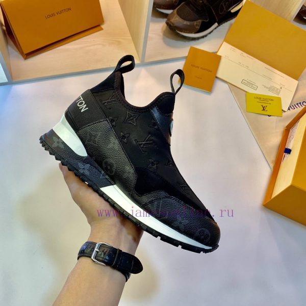 Up newThis Run Away sports shoe combines a variety of materials and features a strapless des9f9t0zu3