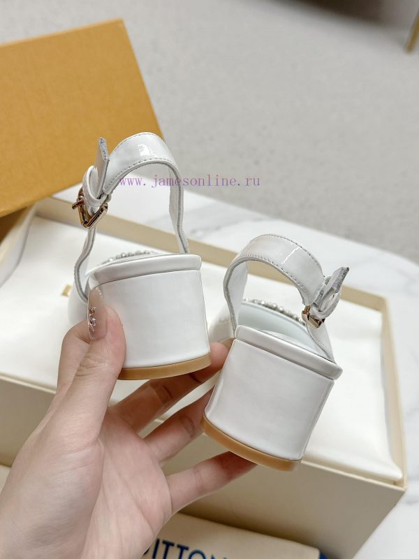 ️ Lv Single Shoe: This Urban Twist women's shoe provides a fashionable upgrade to the classib2u5ixe6 - Image 8