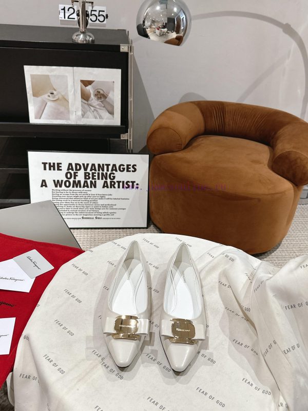 Ferragamo 24 Early Spring Collection New ProductsThe smooth lines of the shoe make it incredfkom4xka