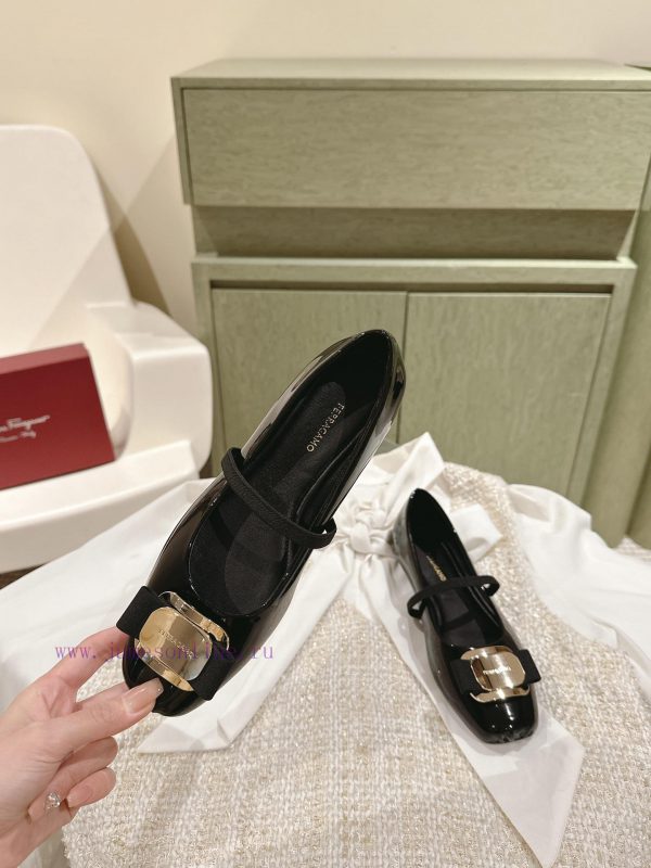 | ²⁰²4 ??  ?? Ferragamo's early spring series new product features a square bow design, wi9i6mlfoe - Image 3