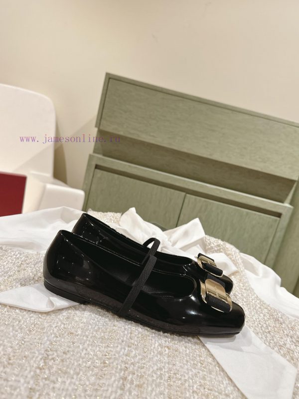 | ²⁰²4 ??  ?? Ferragamo's early spring series new product features a square bow design, wi9i6mlfoe - Image 4