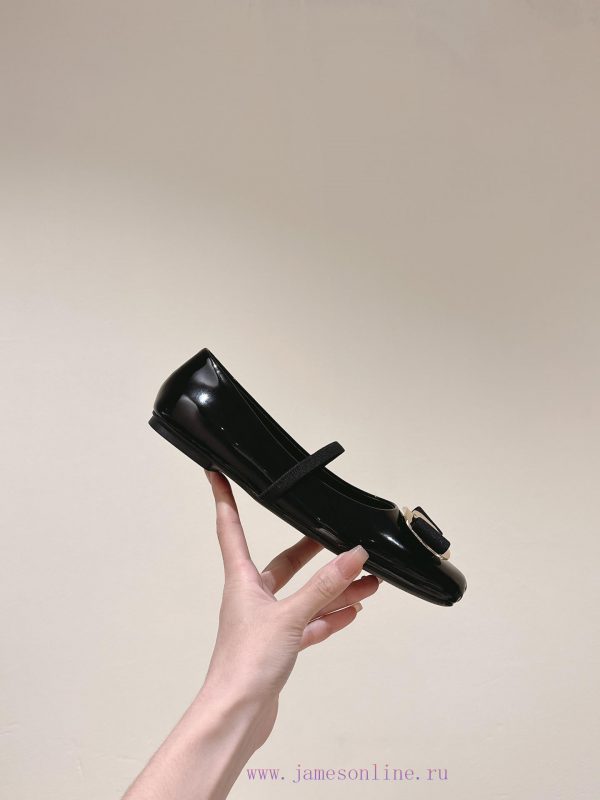 | ²⁰²4 ??  ?? Ferragamo's early spring series new product features a square bow design, wi9i6mlfoe - Image 9