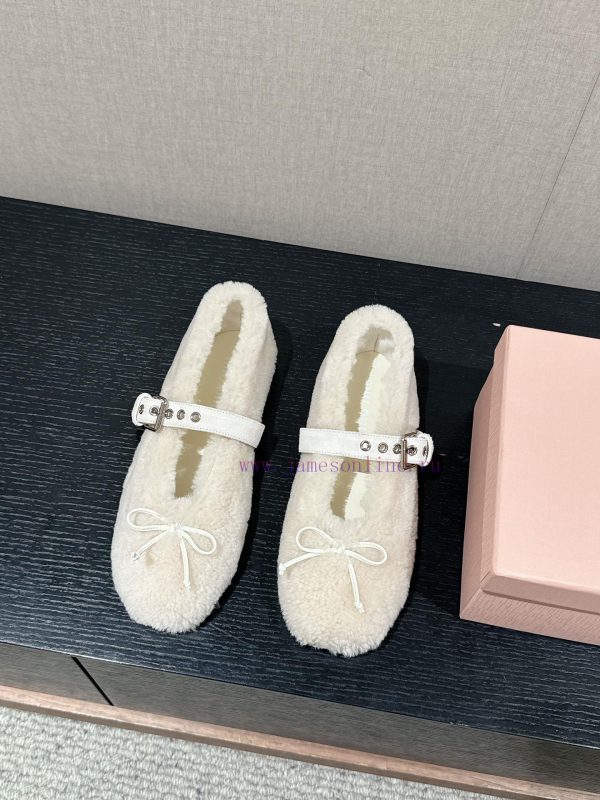 Top qualitymiumiu ss24new arrival～Miu Home 2024 Autumn/Winter New Hairy ShoesThe creamy ballmh8e0c9k