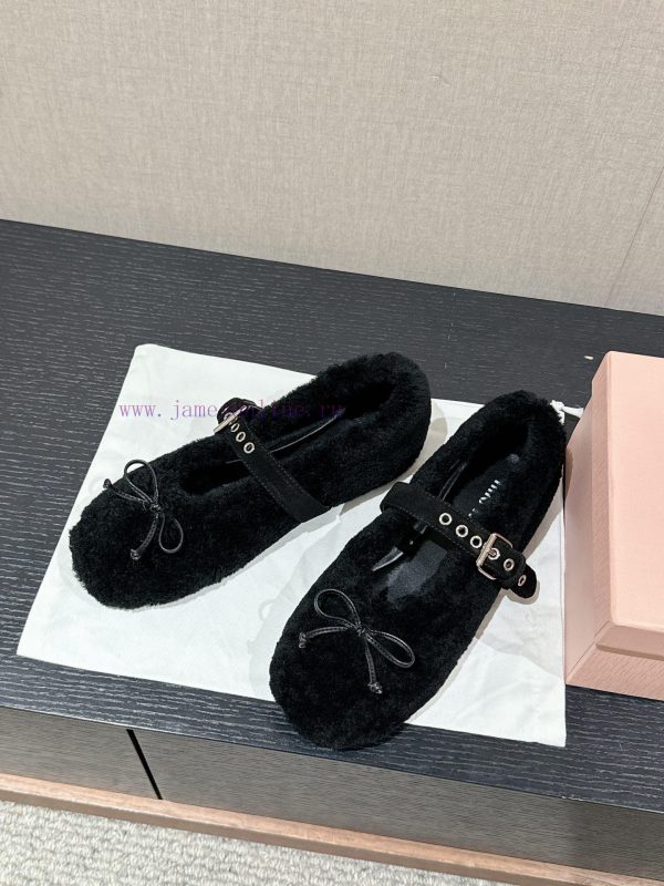 Top qualitymiumiu ss24new arrival～Miu Home 2024 Autumn/Winter New Hairy ShoesThe creamy ballii1rn0xj - Image 3