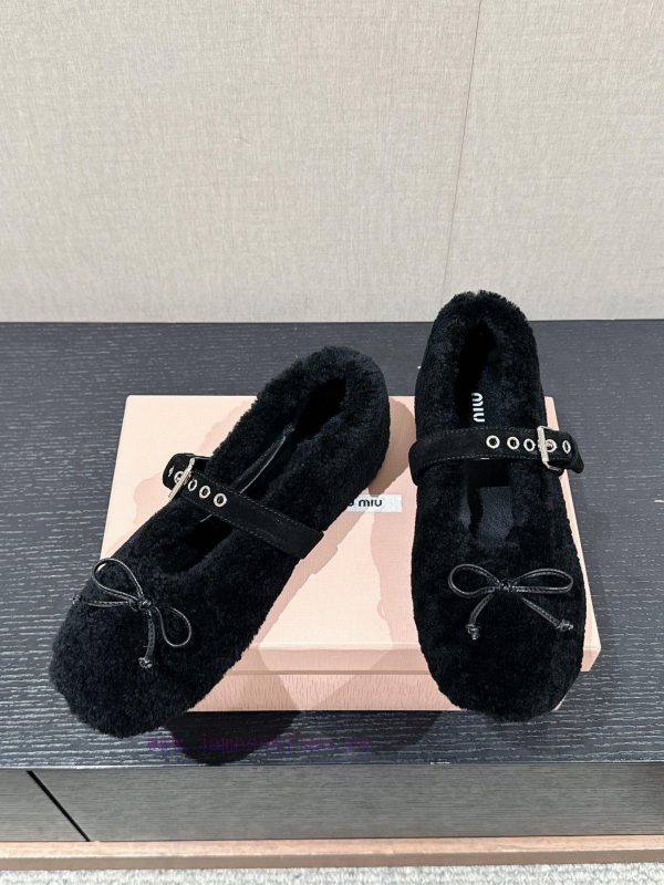 Top qualitymiumiu ss24new arrival～Miu Home 2024 Autumn/Winter New Hairy ShoesThe creamy ballii1rn0xj - Image 4