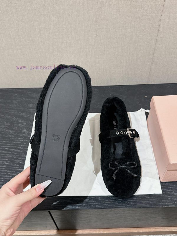 Top qualitymiumiu ss24new arrival～Miu Home 2024 Autumn/Winter New Hairy ShoesThe creamy ballii1rn0xj - Image 10