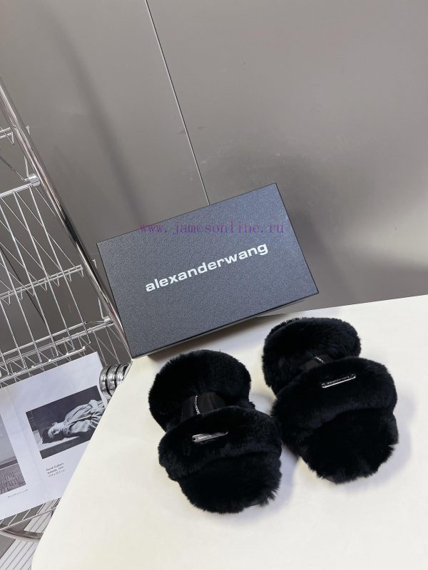 Alexander Wang's thick soled rabbit fur slippers are so beautiful~It's hard not to love themxcjyn94f