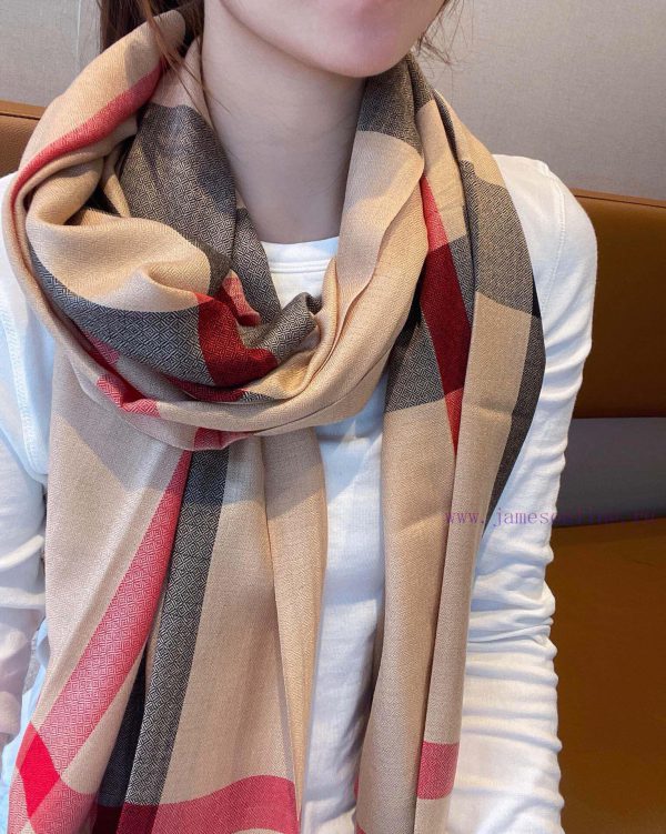 Burberry Classic Diamond Pattern War Horse Cashmere Scarf ️ The latest export Dubai official0yzu1pmq