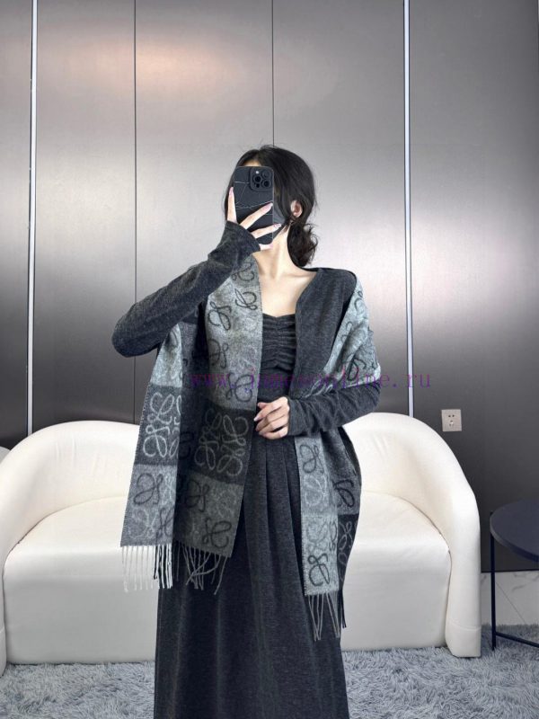 Excellent quality, Roewe two-color checkerboard long scarf. It's fortunate to have received 1f89bysa