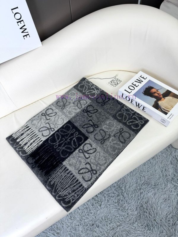 Excellent quality, Roewe two-color checkerboard long scarf. It's fortunate to have received 1f89bysa - Image 4