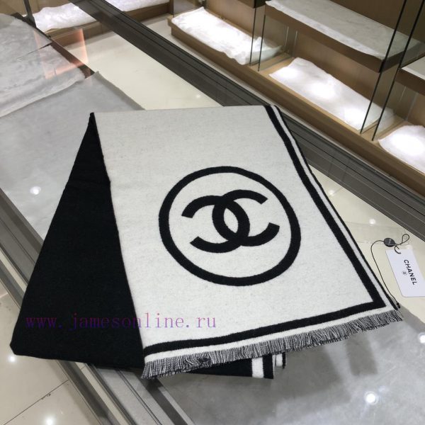 𝐂𝐡𝐚𝐧𝐞𝐥𝟐𝟑𝐛 "Black and White Symmetrical Big Shawl"Size190x70cm 98% Cashmere 2% Wool PairThe bdipdyohe
